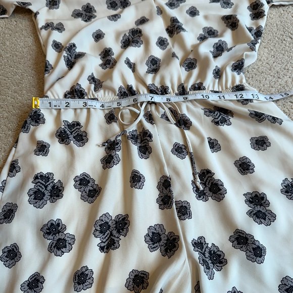 Fraiche by J Romper Surplice Wrap Top Cream Gray Floral Boho Long Sleeves SMALL - Picture 6 of 11